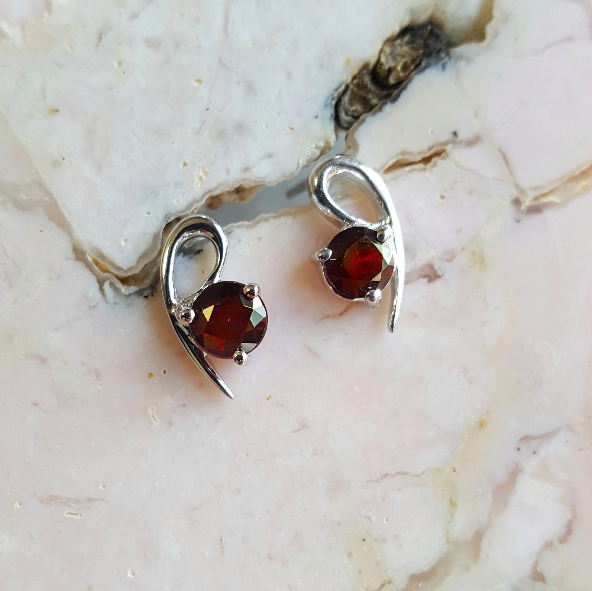 Arizona Anthill Garnet Silver Jewelry Garnet Swirl Earrings – Sami