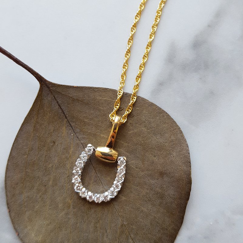 Horseshoe diamond pendant deals