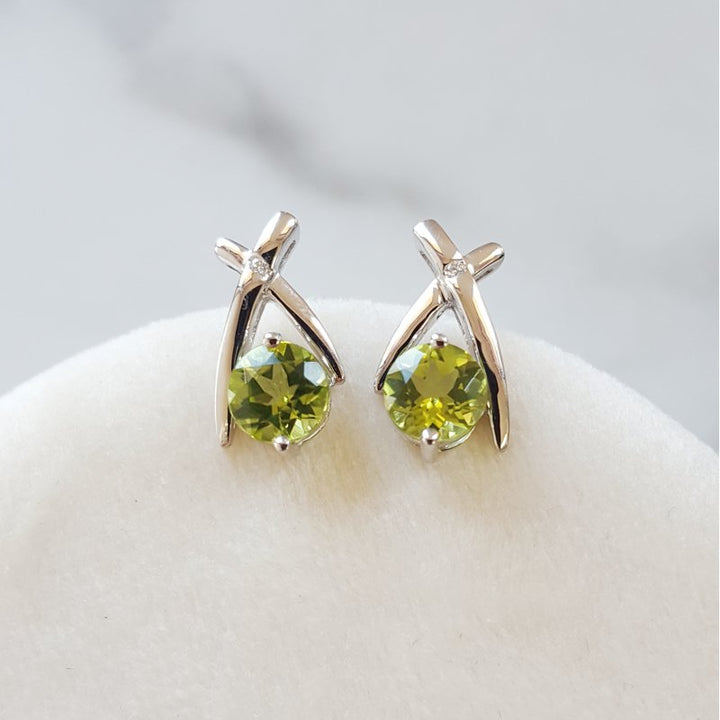 Arizona Peridot Silver Jewelry Criss-Cross Silver Peridot Studs 370669