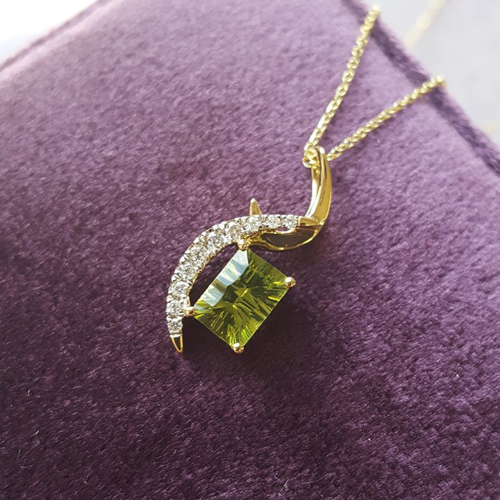 Arizona Peridot Gold Jewelry Swinging Diamond Peridot Pendant