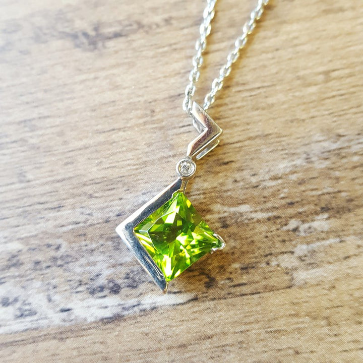 Arizona Peridot Gold Jewelry Zig Zag Pendant 370555-370569