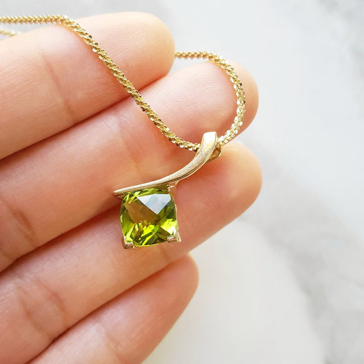 Arizona Peridot Gold Jewelry Sleek Cushion Cut Peridot Pendant 370622